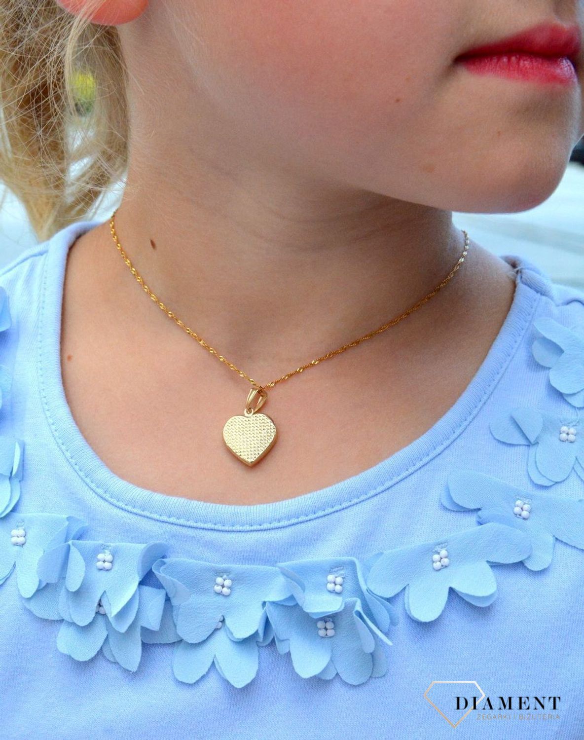 Złota zawieszka 333 serce frezowane  ZA 4776B 333. Romantyczny wzór, który nada uroku oraz kobiecości każdej stylizacji. Wyjątkowy wisiorek o ponadczasowym motywie zachwyca estetyczną formą wykonania.jpg